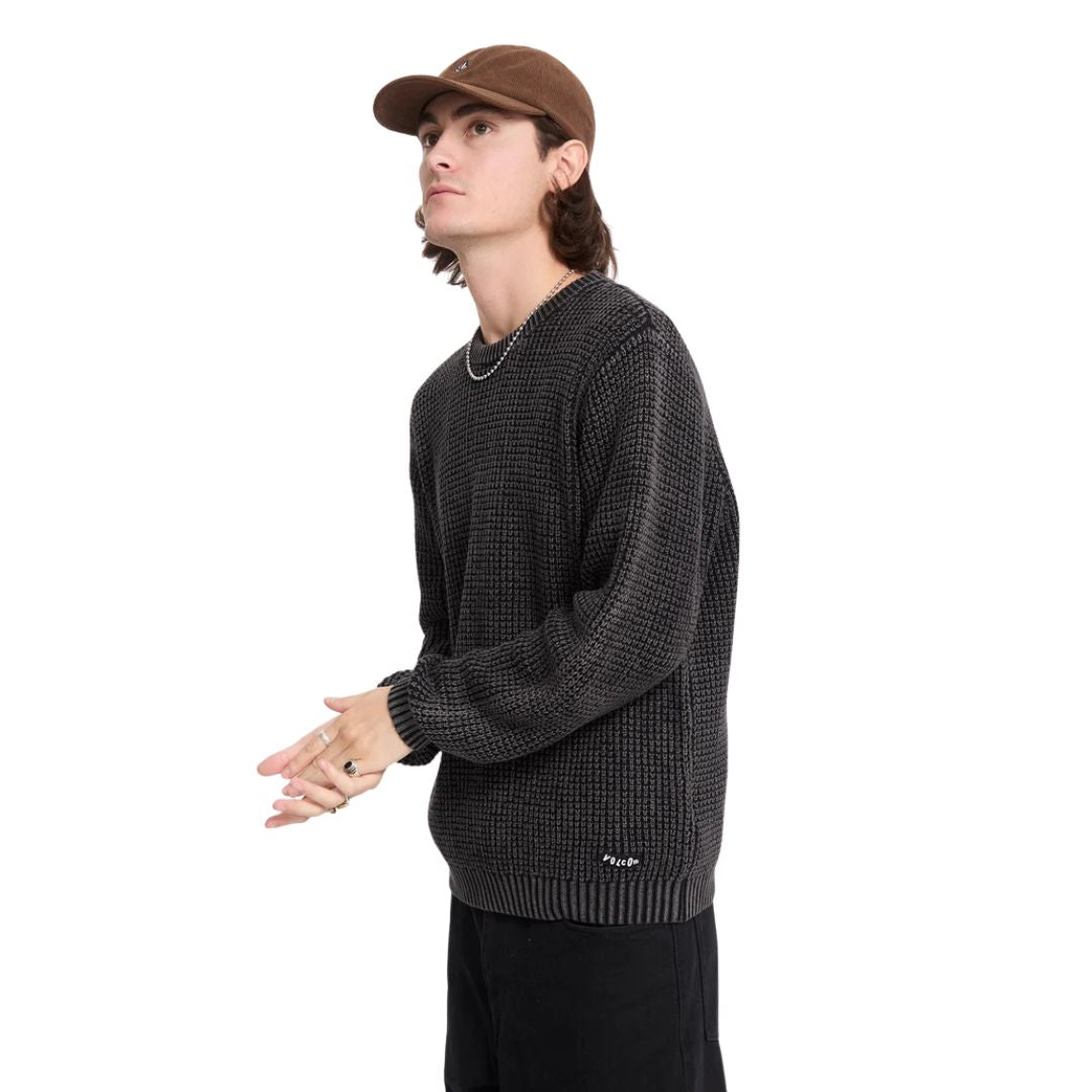Hombre con gorra Volcom Full Stone Adj Corduroy Cap en color cacao, vista de perfil mostrando la textura de pana y el ajuste sobre un jersey de punto oscuro.