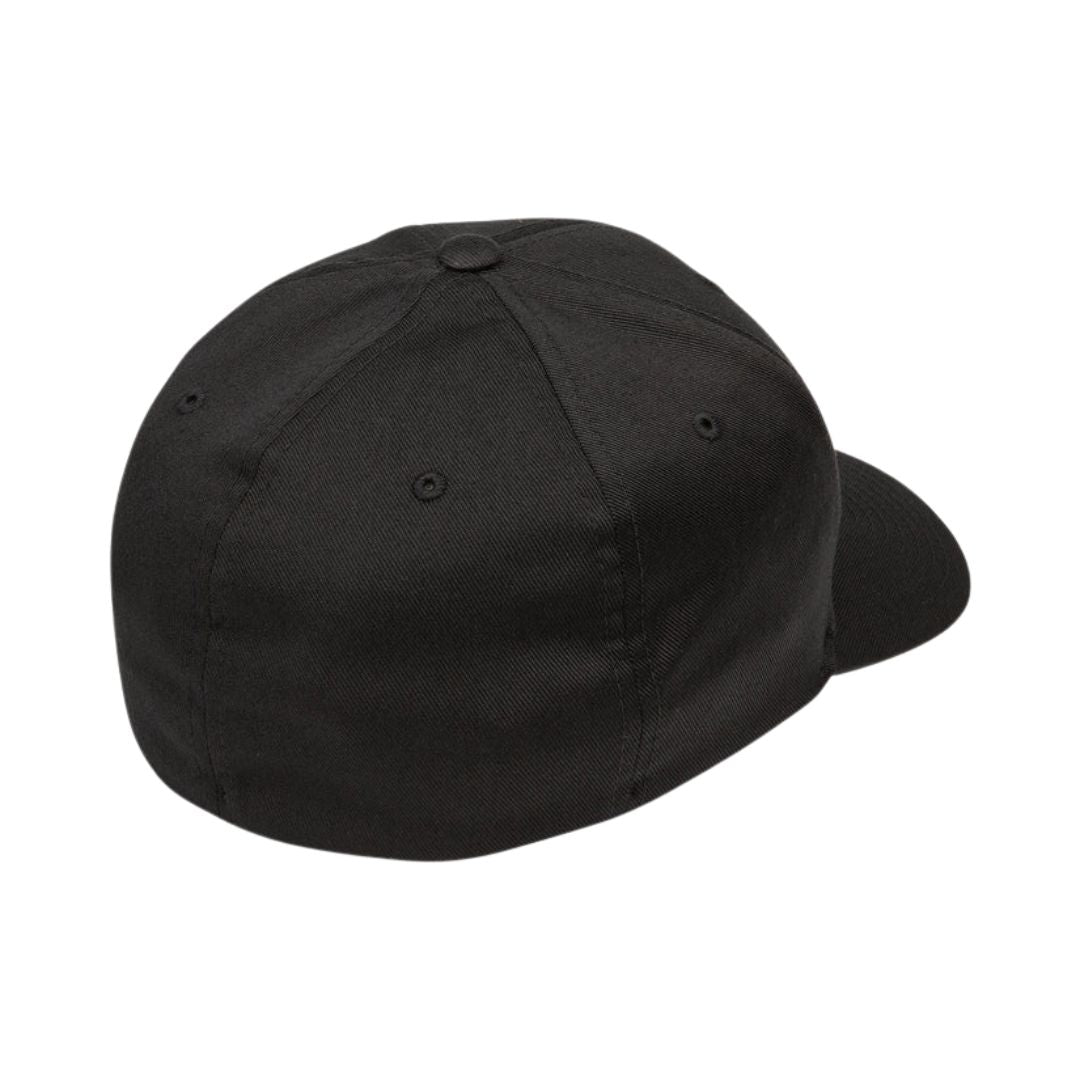 Gorra Volcom Full Stone Flexfit negra vista trasera con paneles estructurados.