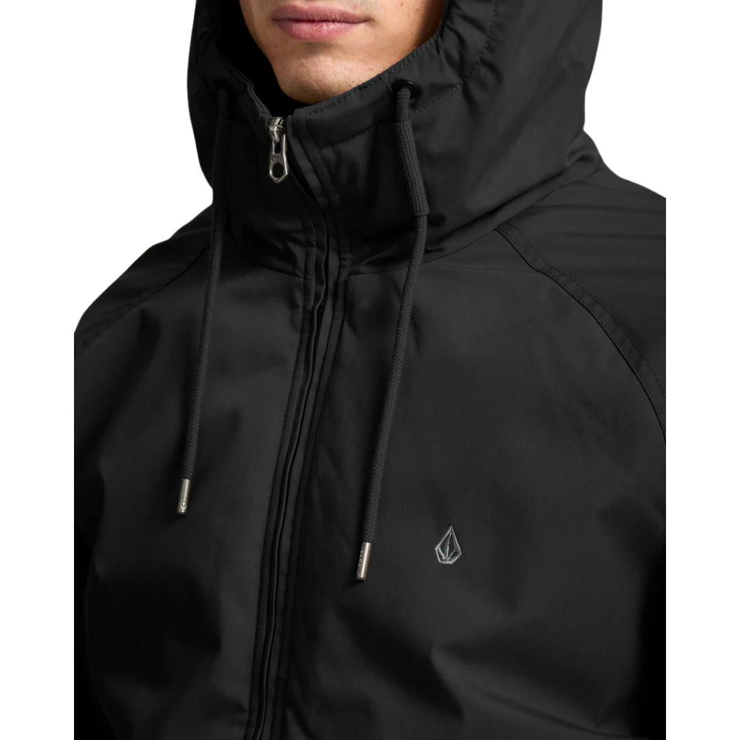 Chaqueta Volcom Hernan 10K negra, detalle de capucha ajustable con cordones.