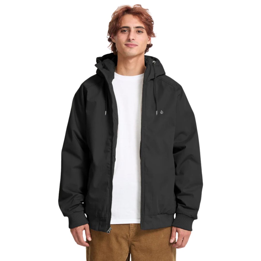 Chaqueta Volcom Hernan 10K negra para hombre, vista frontal con cremallera y capucha.
