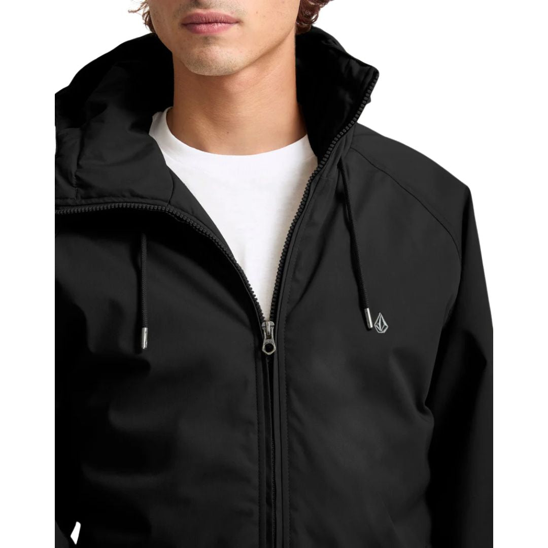 Chaqueta Volcom Hernan 10K negra, detalle de cremallera y logotipo bordado en el pecho.