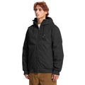 Chaqueta Volcom Hernan 10K negra para hombre, vista en ángulo con capucha.