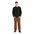 Hombre con camisa Volcom Hunkstone LS en color cacao a cuadros de cuerpo entero, con las manos en los bolsillos del pantalón, vista frontal completa del look.