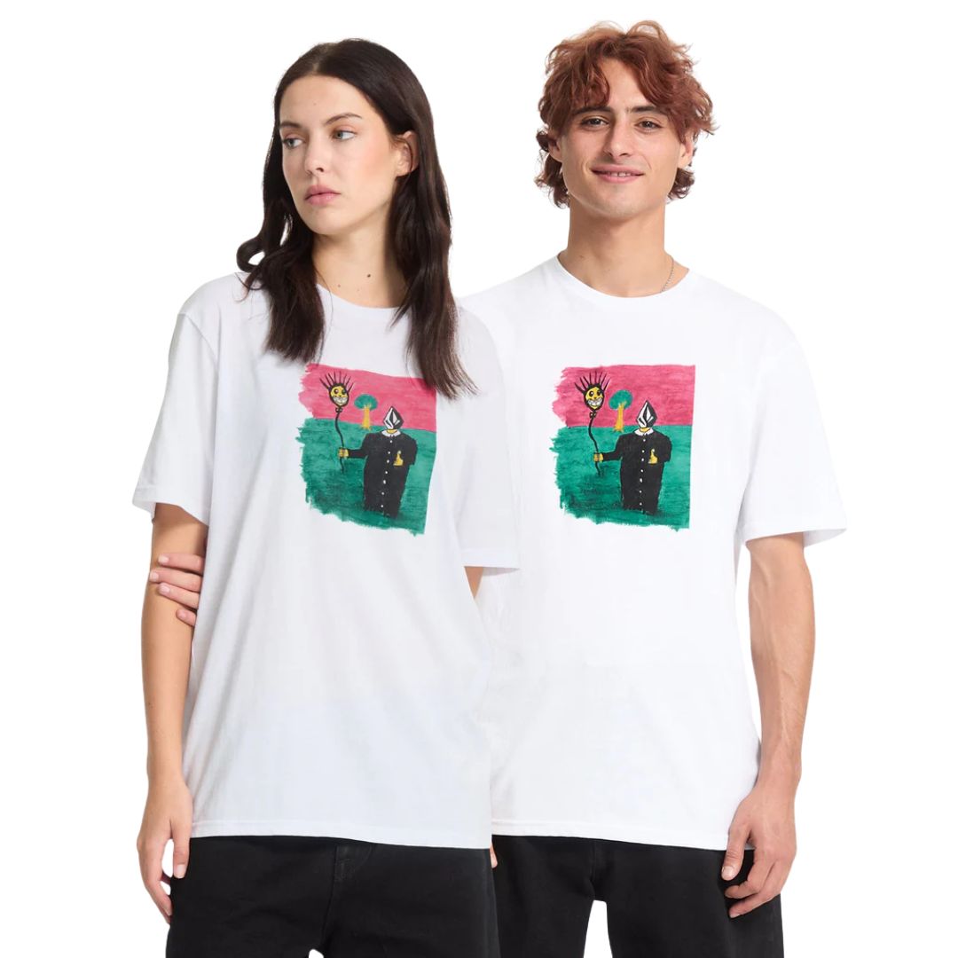 Modelo femenino y masculino vistiendo camisetas Volcom Issam BSC SST blancas con diseño gráfico multicolor, posando juntos.