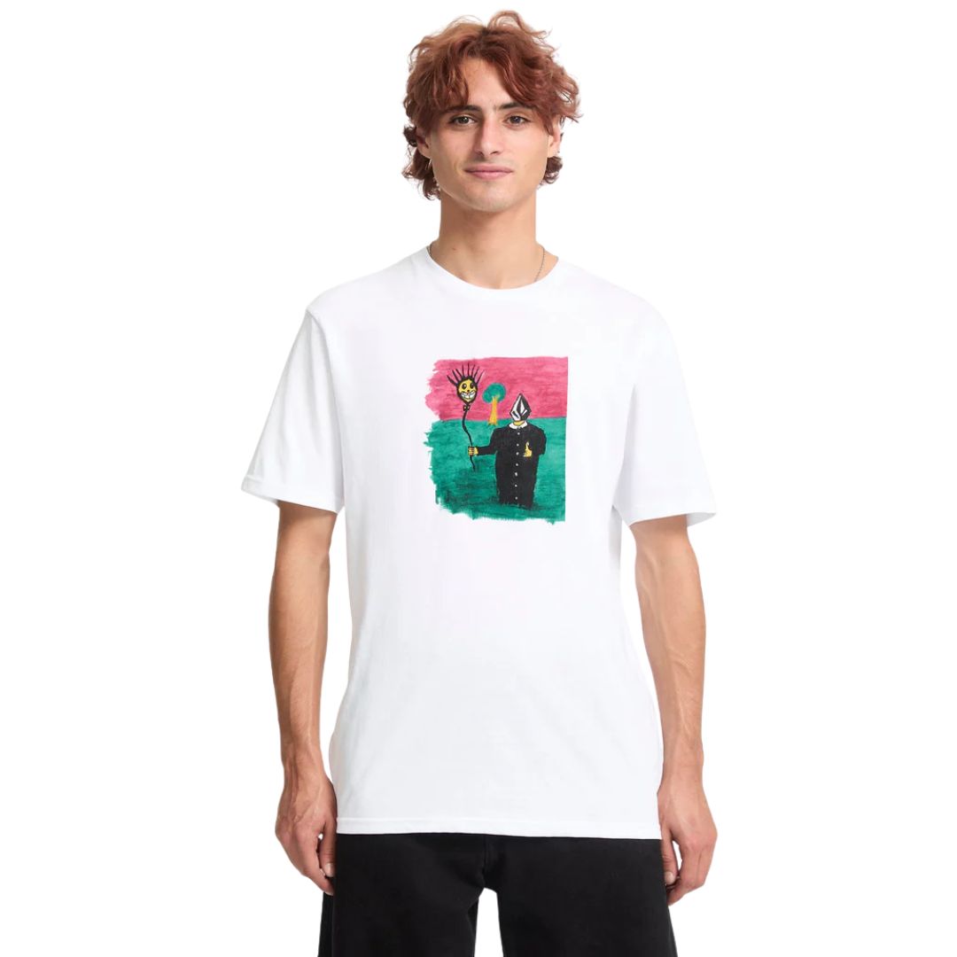 Vista frontal de modelo masculino con camiseta Volcom Issam BSC SST blanca y estampado gráfico multicolor.