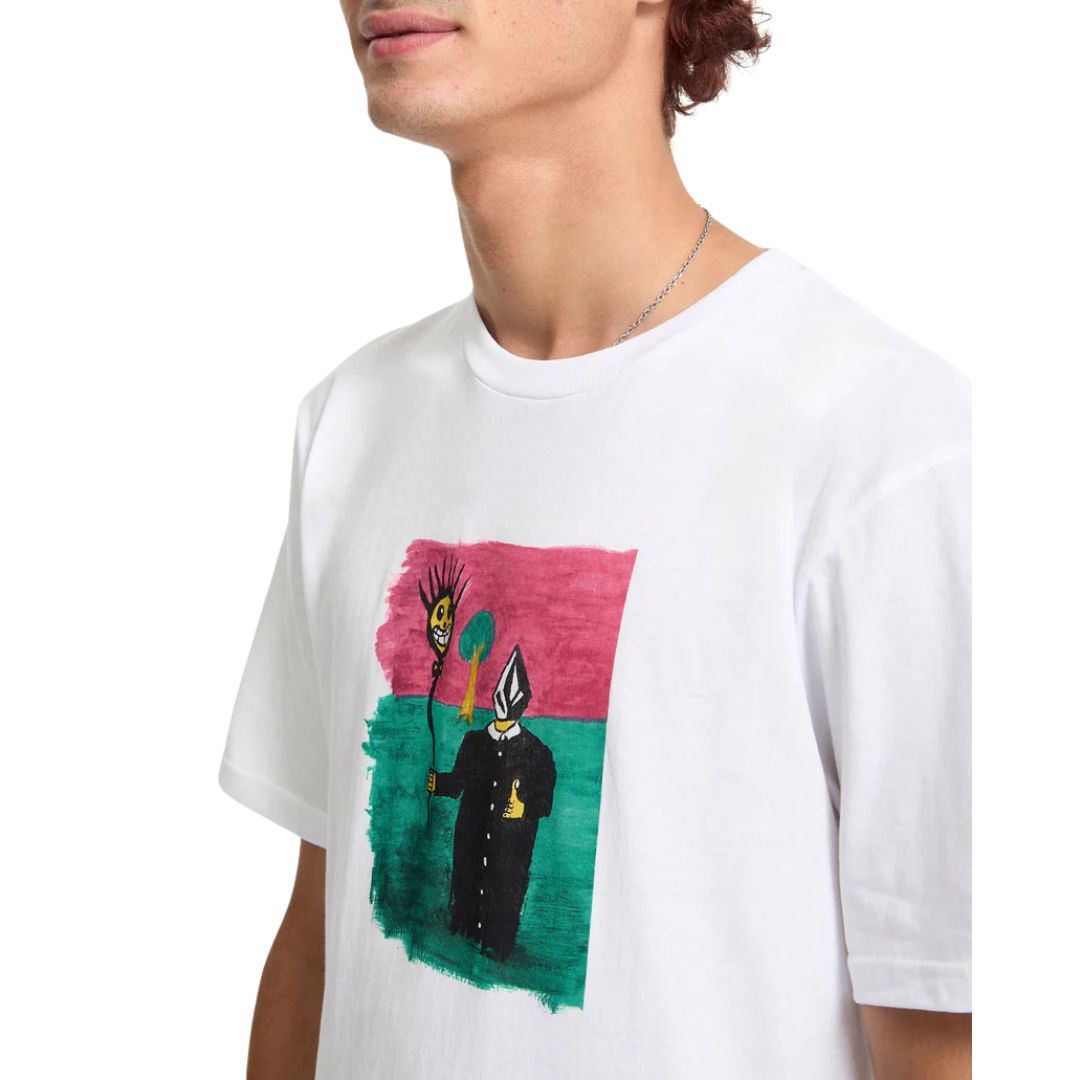 Detalle cercano del estampado multicolor en camiseta Volcom Issam BSC SST blanca.