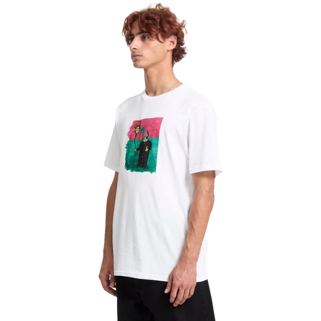 Vista lateral cercana del estampado en camiseta Volcom Issam BSC SST blanca.