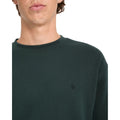Detalle del bordado Stone en el pecho de la sudadera Volcom Single Stone Crew en color Scarab, mostrando de cerca el cuello redondo y la textura del tejido.