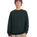 Sudadera Volcom Single Stone Crew en color Scarab, primer plano frontal sobre modelo con gorro, mostrando el cuello redondo y el bordado Stone en el pecho izquierdo.
