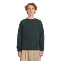 Sudadera Volcom Single Stone Crew en color Scarab, vista frontal de cerca sobre modelo con pelo rizado, mostrando la textura afelpada del tejido y el cuello redondo.