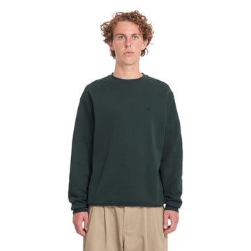 Sudadera Volcom Single Stone Crew en color Scarab, vista frontal de cerca sobre modelo con pelo rizado, mostrando la textura afelpada del tejido y el cuello redondo.
