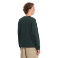 Sudadera Volcom Single Stone Crew en color Scarab, vista trasera sobre modelo, mostrando el corte clásico y la caída de las mangas largas hasta el puño.