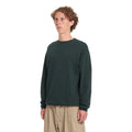 Sudadera Volcom Single Stone Crew en color Scarab, vista de tres cuartos sobre modelo, mostrando el cuello redondo, el corte clásico y el bordado Stone en el pecho.