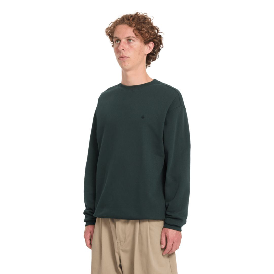 Sudadera Volcom Single Stone Crew en color Scarab, vista de tres cuartos sobre modelo, mostrando el cuello redondo, el corte clásico y el bordado Stone en el pecho.