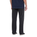 Pantalón vaquero Volcom Kinkade Denim en negro lavado, vista trasera de cintura para abajo con camiseta azul marino, mostrando los bolsillos traseros y la caída recta.