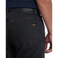 Detalle del bolsillo trasero del vaquero Volcom Kinkade Denim en negro lavado, con la etiqueta de cuero de la marca y la etiqueta tejida Volcom cosidas en el bolsillo.