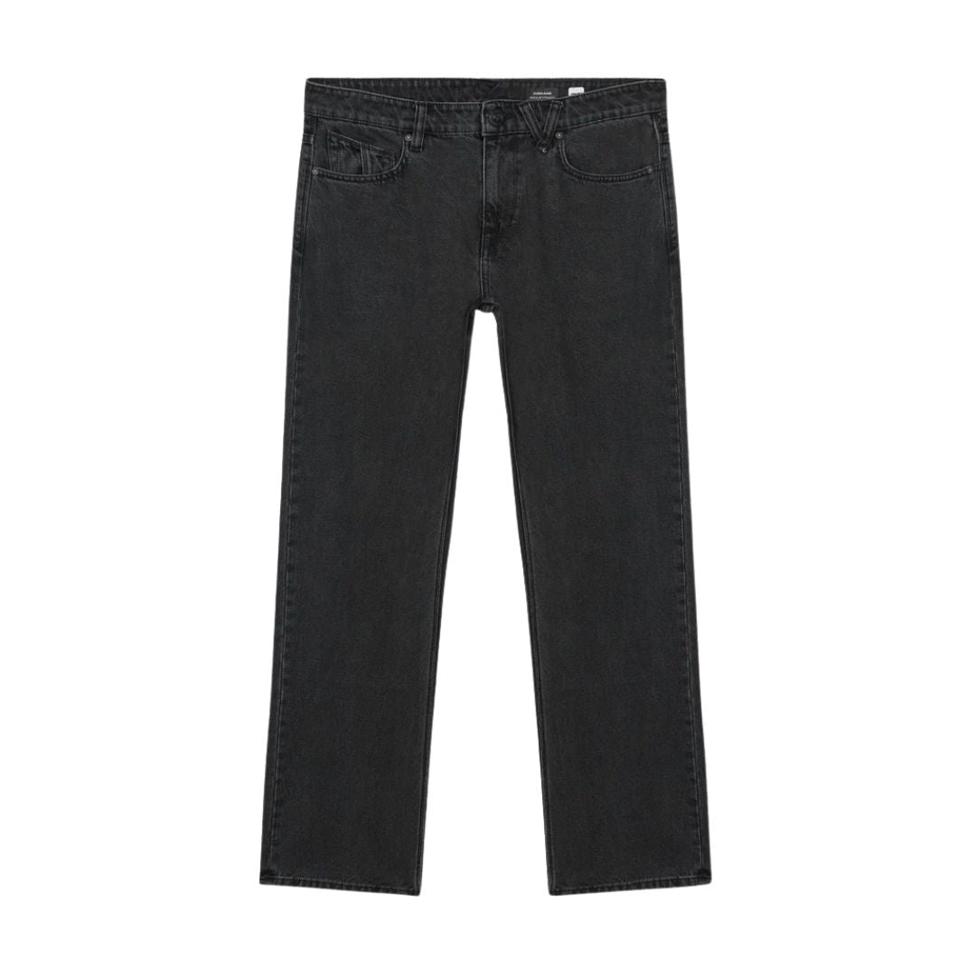 Vaquero recto Volcom Kinkade Denim en negro lavado, vista frontal en plano extendido con los bolsillos delanteros y el desgaste visible en el tejido denim.
