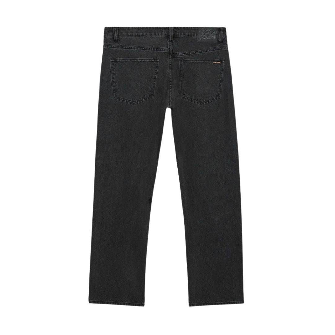 Pantalón vaquero Volcom Kinkade Denim en negro lavado, vista trasera en plano extendido con los bolsillos traseros y la etiqueta Volcom cosida en el bolsillo derecho.
