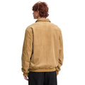 Vista trasera de hombre con chaqueta Volcom Kurtis en color armiño, mostrando el ajuste en la espalda y el canalé en el bajo de la prenda al completo.