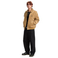 Hombre con chaqueta Volcom Kurtis en color armiño de cuerpo entero, con la cremallera subida, luciendo el corte relaxed y el largo hasta la cintura completo.