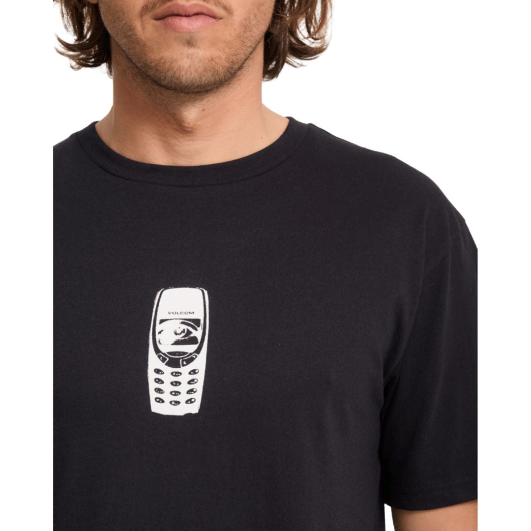 Detalle en primer plano del estampado del teléfono retro en el pecho de la camiseta Volcom Last Call BSC SST en color negro, con el cuello redondo a la vista.