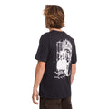 Modelo con la camiseta Volcom Last Call BSC SST en color negro, vista trasera de perfil mostrando el estampado gráfico Volcom Last Call a gran formato.