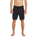 Volcom Lido Solid Mod 18 negro vista frontal con modelo ajuste moderno.