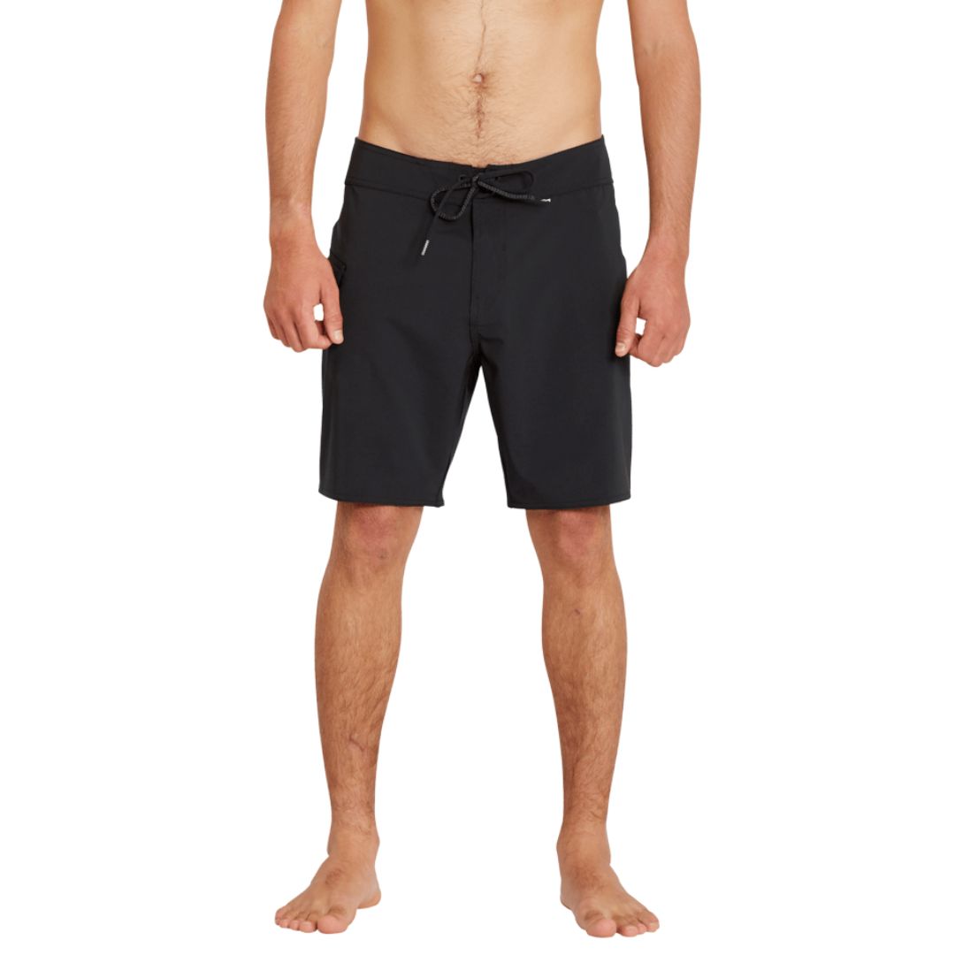 Volcom Lido Solid Mod 18 negro vista frontal con modelo ajuste moderno.
