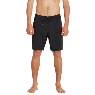 Volcom Lido Solid Mod 18 negro vista frontal con modelo ajuste moderno.