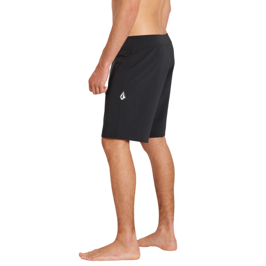 Volcom Lido Solid Mod 18 negro vista lateral bañador técnico de surf para hombre.