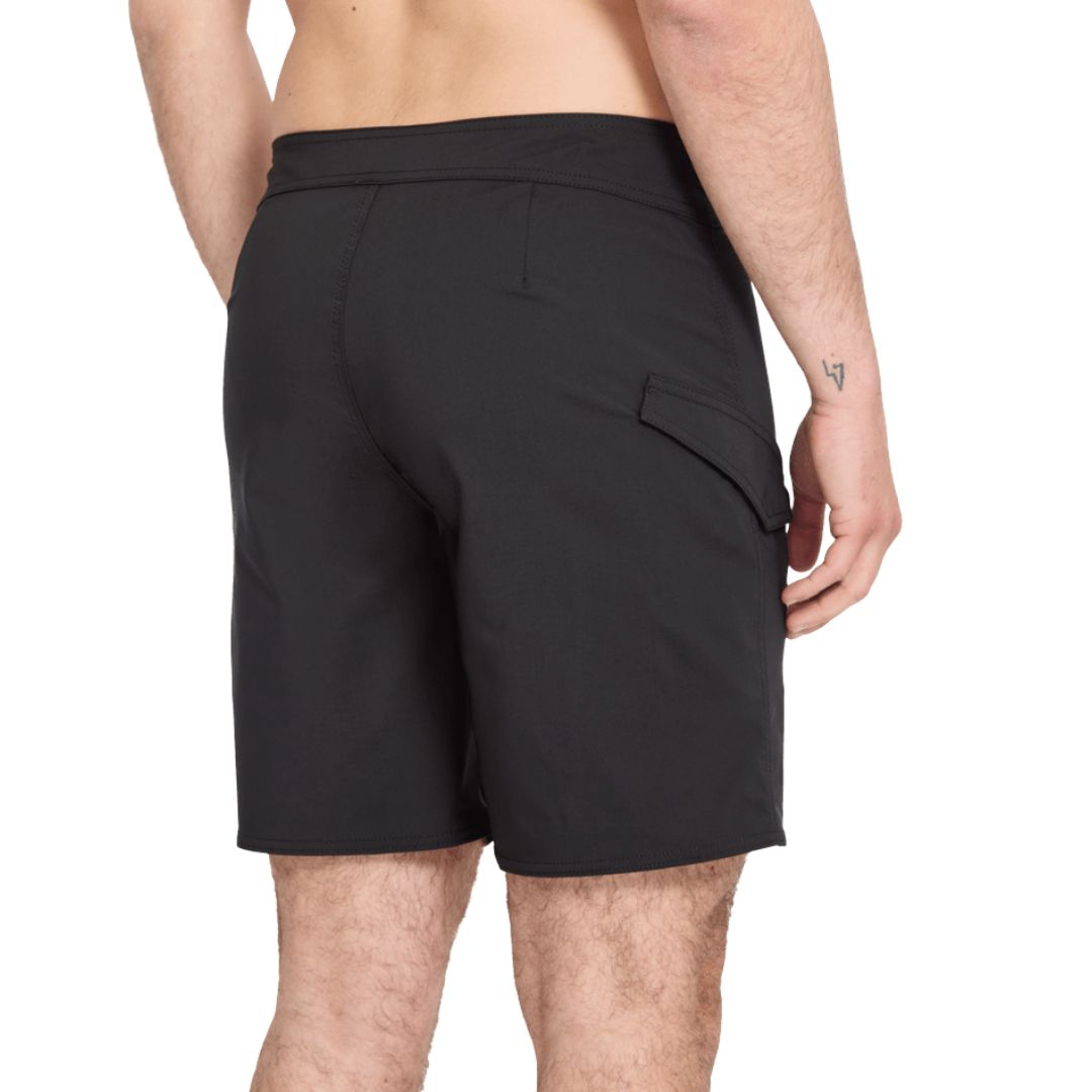Volcom Lido Solid Mod 18 negro vista trasera detalle bolsillo con solapa.