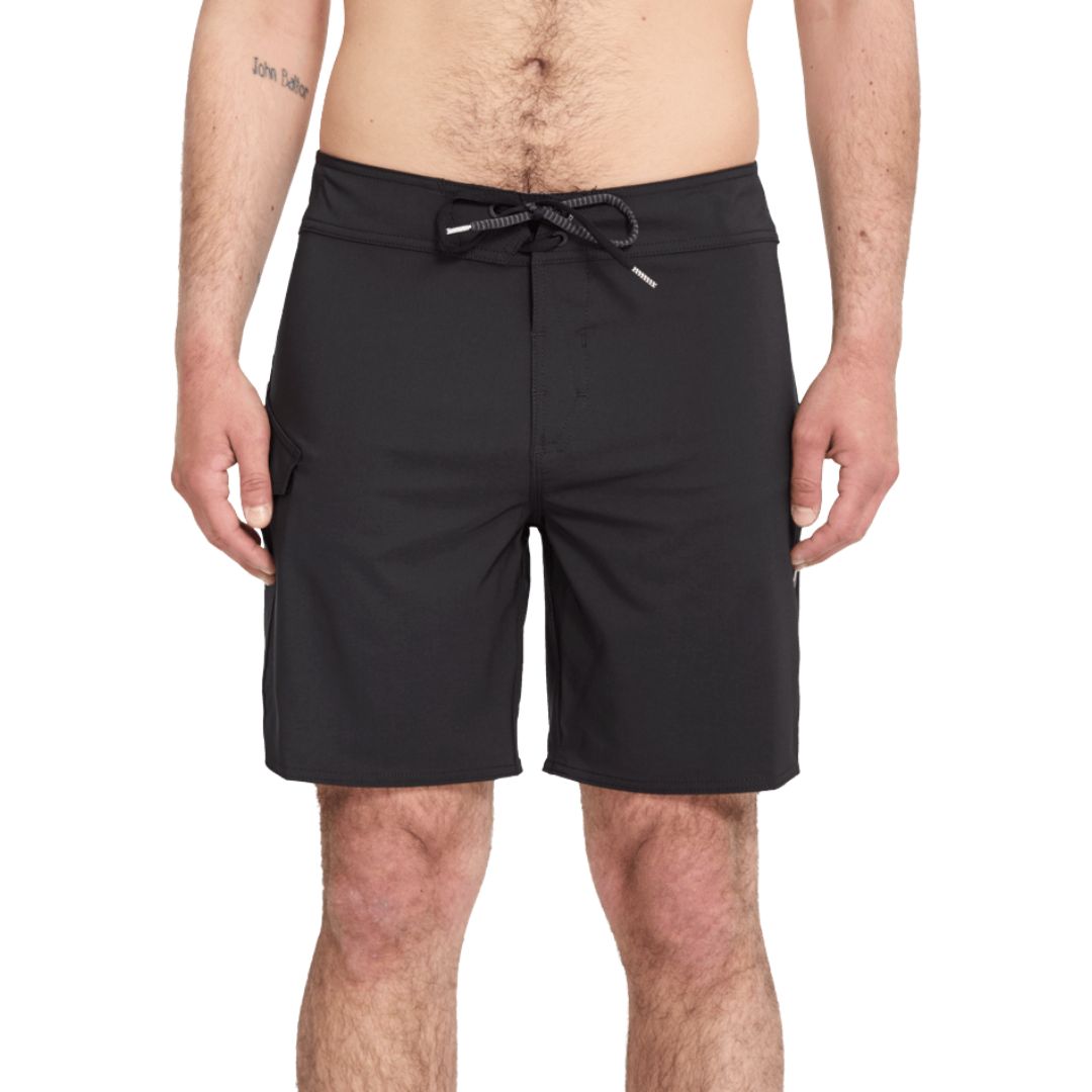 Volcom Lido Solid Mod 18 negro vista frontal con ajuste Cinch Fly.