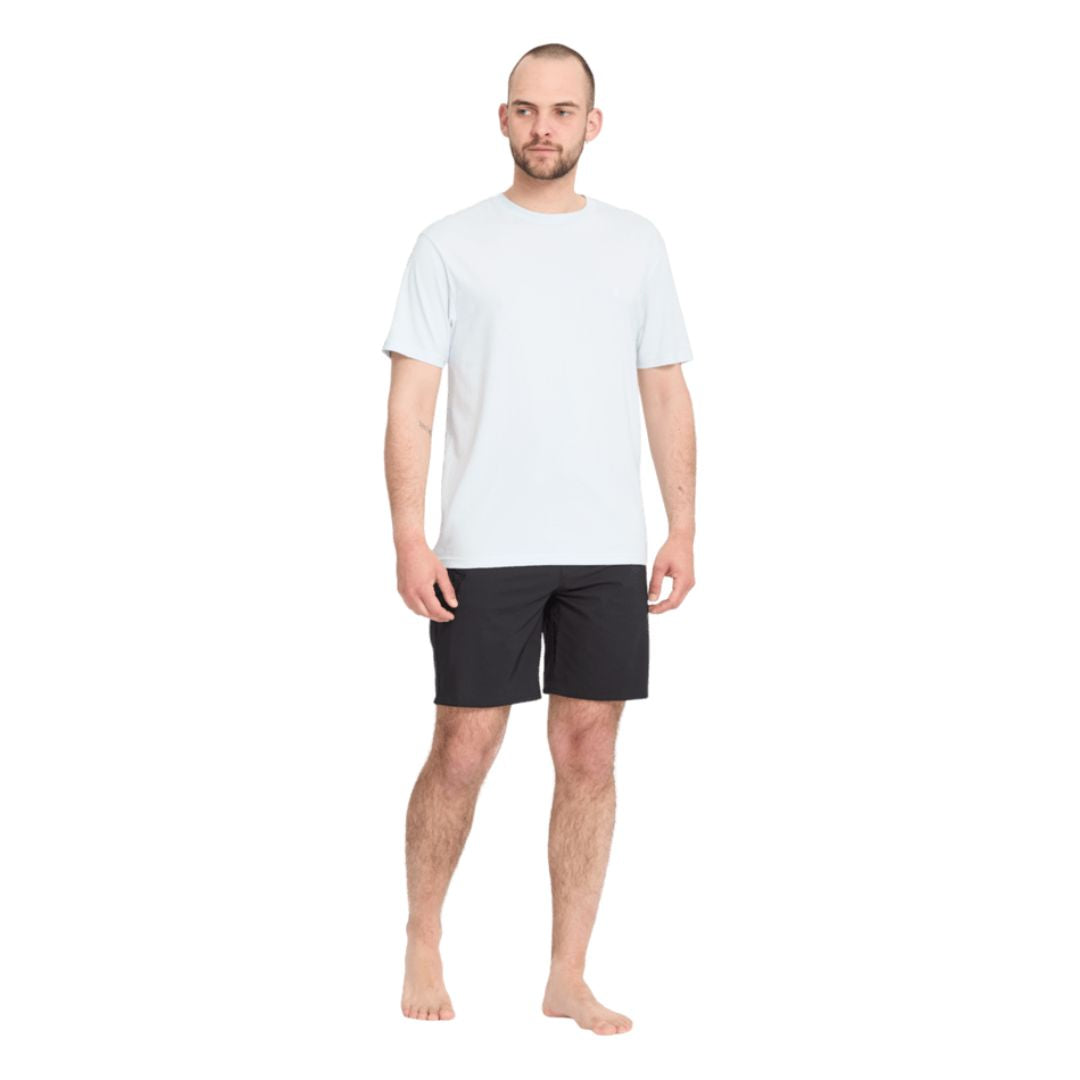 Volcom Lido Solid Mod 18 negro look completo con camiseta técnica.