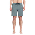Volcom Lido Solid Mod 18 tradewinds verde grisáceo bañador surf hombre vista frontal completa.
