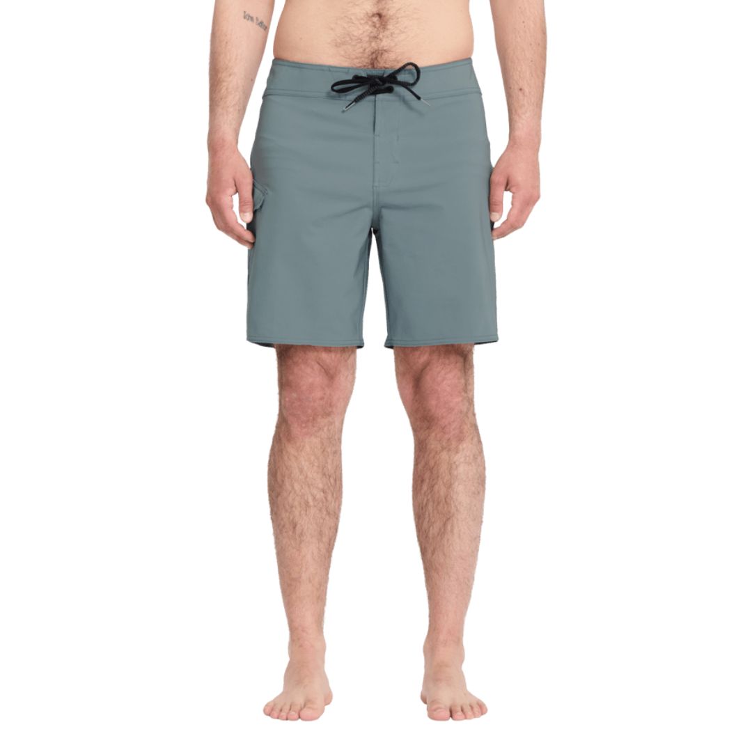 Volcom Lido Solid Mod 18 tradewinds verde grisáceo bañador surf hombre vista frontal completa.