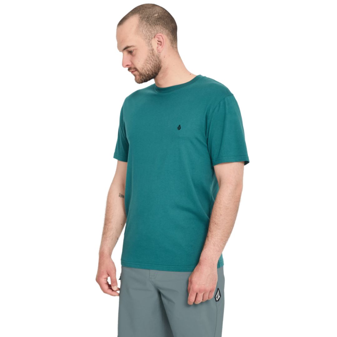 Volcom Lido Solid Mod 18 tradewinds verde grisáceo vista tres cuartos con modelo.