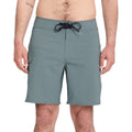 Volcom Lido Solid Mod 18 tradewinds verde grisáceo vista frontal con modelo.