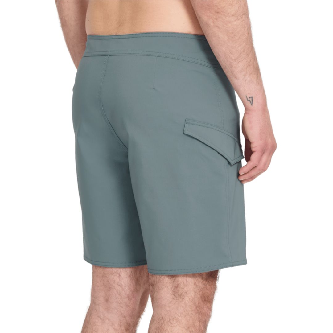 Volcom Lido Solid Mod 18 tradewinds verde grisáceo vista trasera completa.