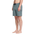 Volcom Lido Solid Mod 18 tradewinds verde grisáceo vista lateral detalle ajuste.