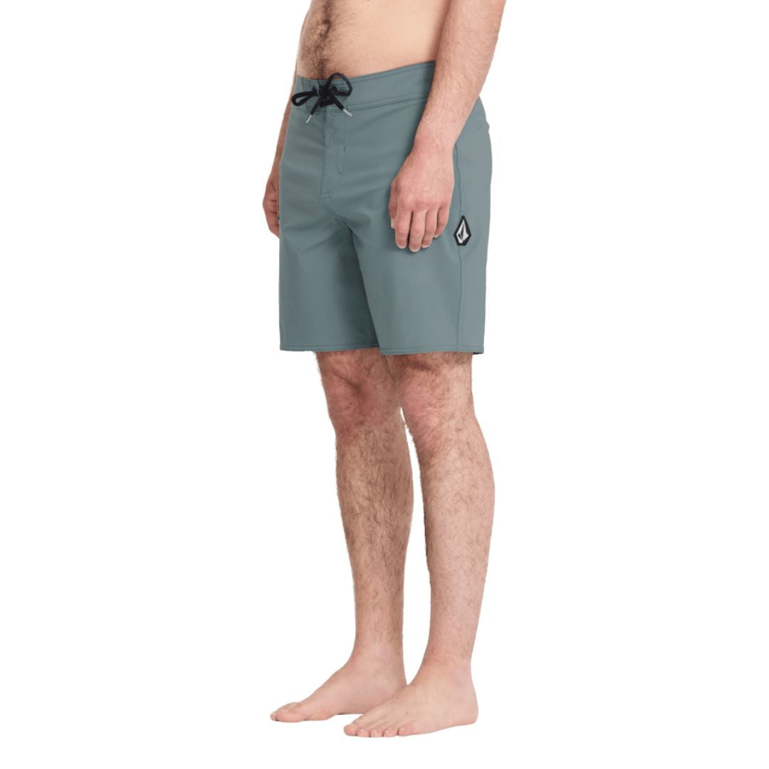 Volcom Lido Solid Mod 18 tradewinds verde grisáceo vista lateral detalle ajuste.