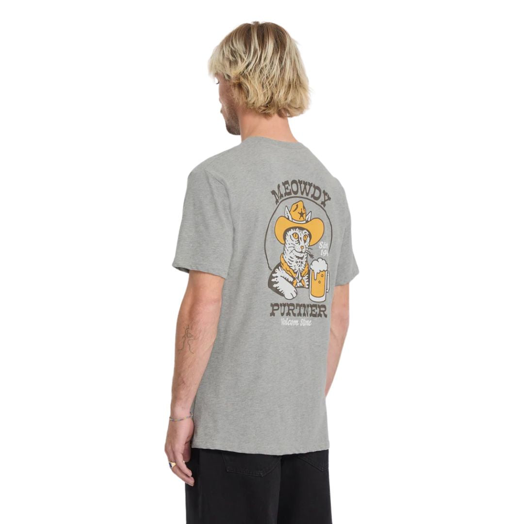 Camiseta Volcom Meowdy HTH SST heather grey vista trasera con estampado grande de gato cowboy y jarra de cerveza.