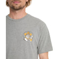 Detalle frontal camiseta Volcom Meowdy HTH SST heather grey con ilustración de gato cowboy en el pecho.
