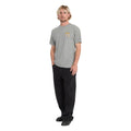 Modelo con camiseta Volcom Meowdy HTH SST heather grey combinada con pantalón negro vista completa.