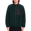 Detalle frontal de la sudadera Volcom Muzzer Fuzzar Zip en color verde escarabajo, con el bolsillo de pecho con cremallera y la etiqueta Volcom bien visibles.