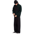 Hombre con sudadera Volcom Muzzer Fuzzar Zip en color verde escarabajo de cuerpo entero, mirando hacia abajo mientras cierra la cremallera del cuello alto.