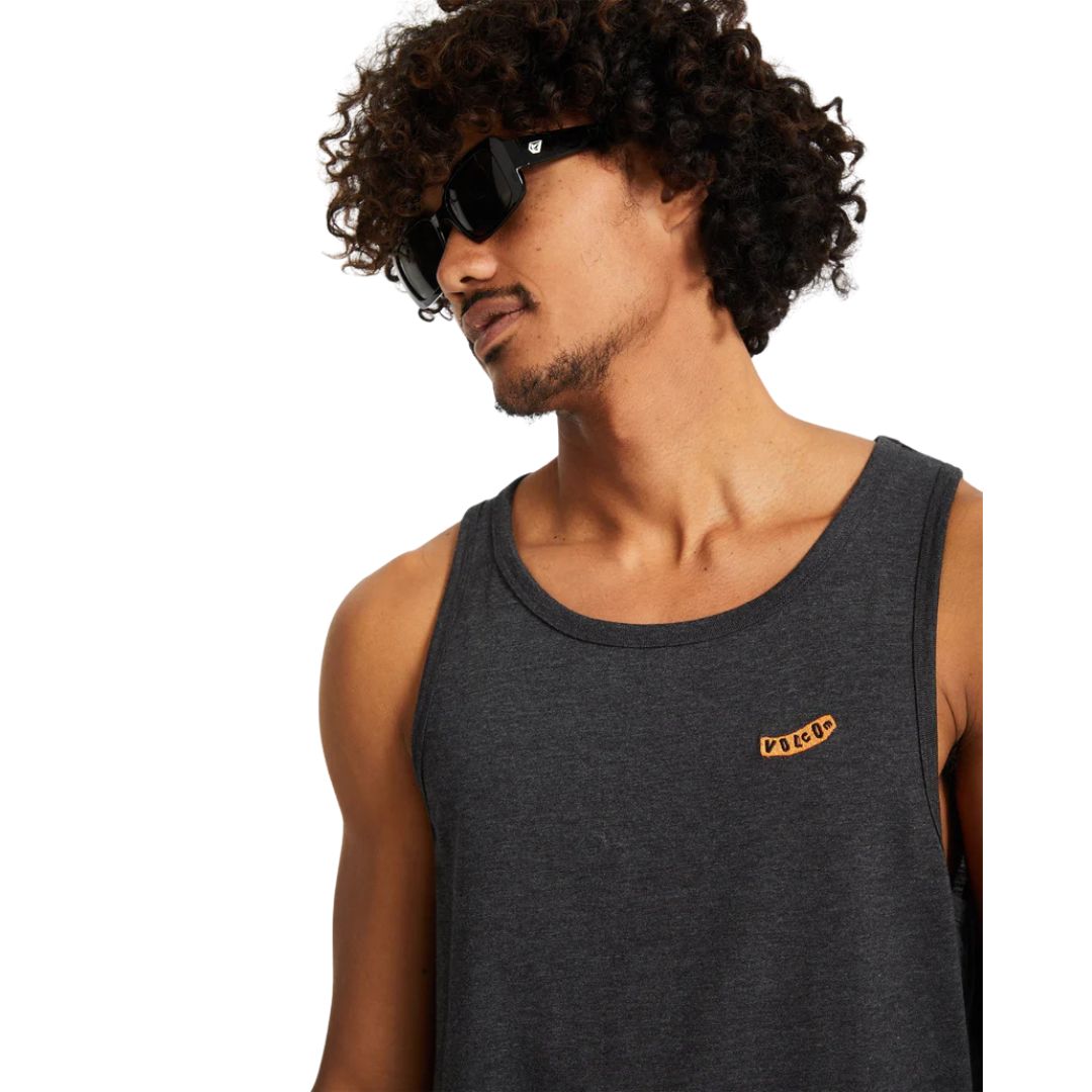 Camiseta sin mangas Volcom Pistol Stone HTH TT negro jaspeado con modelo y gafas de sol.