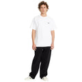 Camiseta Volcom Pistol Stone LSE SST blanca vista completa frontal con modelo.
