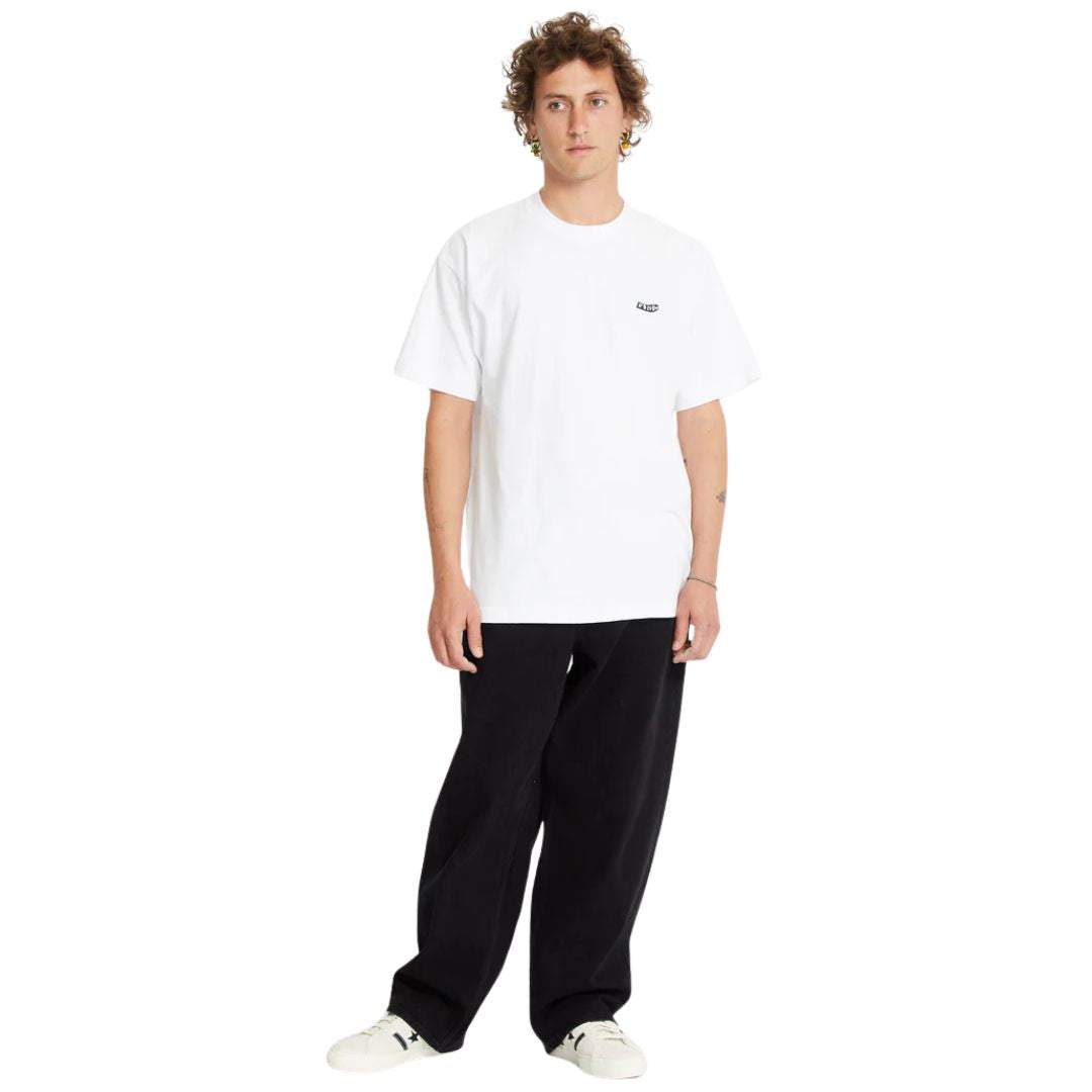 Camiseta Volcom Pistol Stone LSE SST blanca vista completa frontal con modelo.