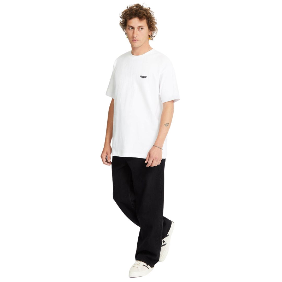 Camiseta Volcom Pistol Stone LSE SST blanca vista lateral derecha con modelo.