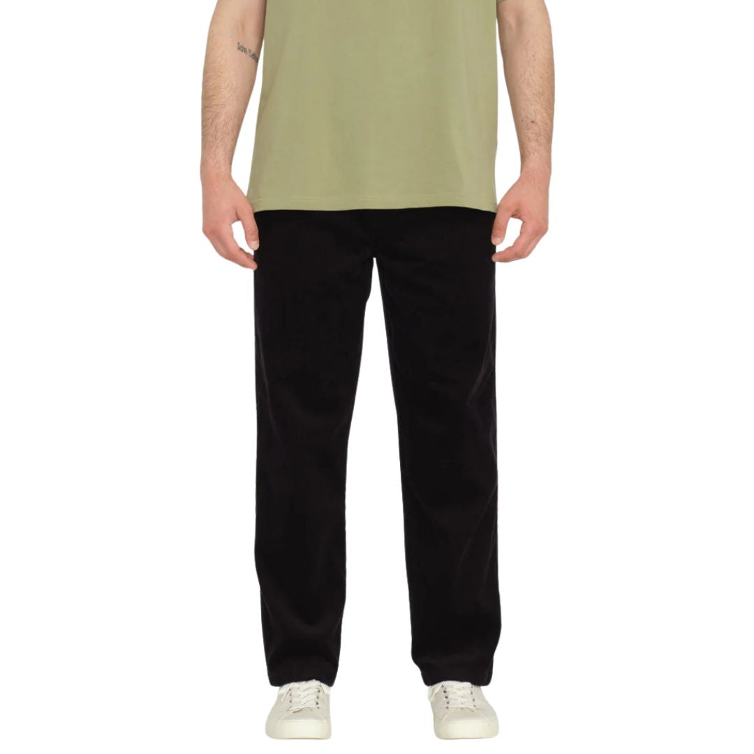 Modelo de frente vistiendo pantalón VOLCOM Psychstone EW color negro.